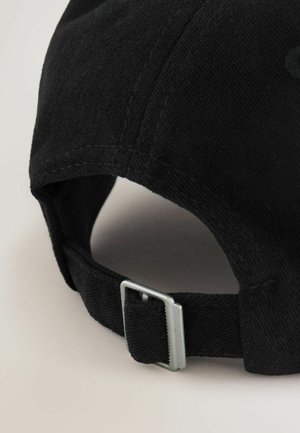 Fekete pamutsapka texturált felülettel, hátsó részén állítható, szövetpánttal és fémcsattal.