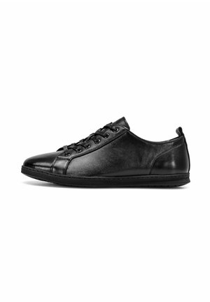 Czarne skórzane sneakersy o gładkiej fakturze, okrągłym nosku, sześciu oczkach i gumowej podeszwie; prosty design z minimalnymi akcentami.