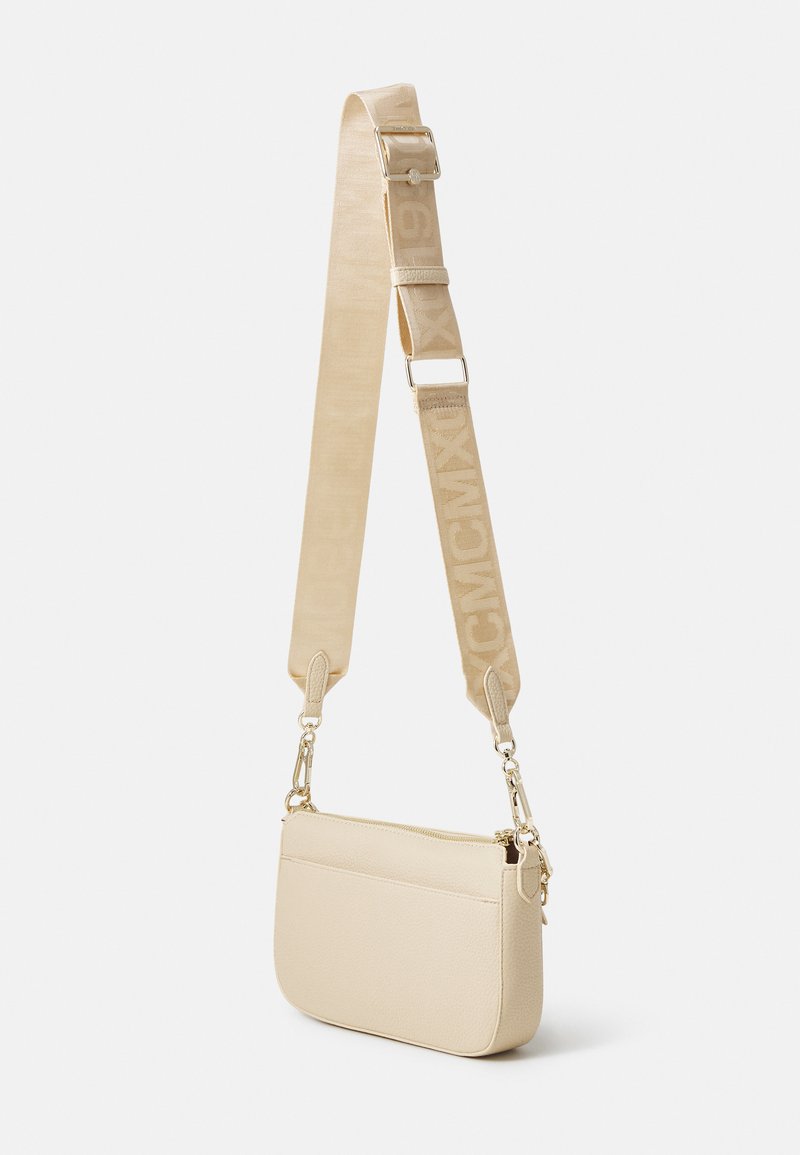 Beige Umhängetasche aus strukturiertem Material; verfügt über einen breiten Riemen mit geprägt Buchstaben und metallischen Hardware für die Befestigung.