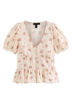 Blusa de manga corta color crema con estampado floral rosa, escote en V, cierre con botones al frente, mangas abullonadas y dobladillo con volantes.