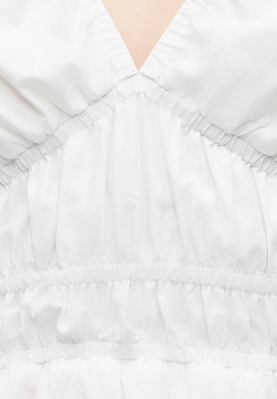 Λευκό φόρεμα από ύφασμα με ραφές με ελαστική σύσφιξη και βαθύ V-λαιμόκοψη.