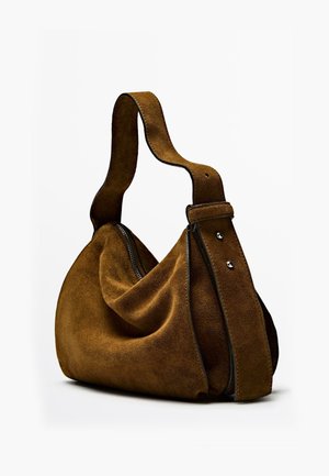 Borsa hobo in suede marrone con una forma morbida e floscia. Presenta una tracolla larga e una chiusura con zip. Include dettagli metallici sulla tracolla.