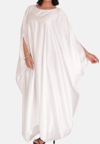 Witte satijnen kaftan met een losvallend, vloeiend ontwerp, brede mouwen en zijopeningen. Gladde textuur, tot op de vloer reikend met een gedrapeerd silhouet.