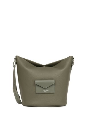 Sac seau en cuir vert olive de taille moyenne avec bandoulière réglable et poche avant enveloppe étiquetée Lancaster Paris.