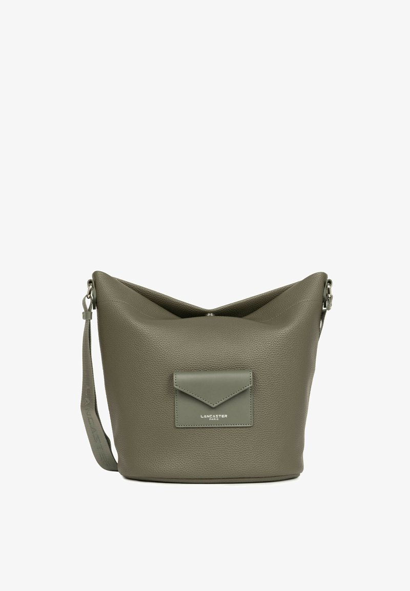 Sac seau en cuir vert olive de taille moyenne avec bandoulière réglable et poche avant enveloppe étiquetée Lancaster Paris.