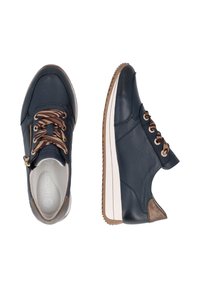 Paire de baskets en cuir bleu marine avec lacets marron, semelles blanches, fermeture éclair latérale et détail marron métallique aux talons, vues du dessus et de côté.