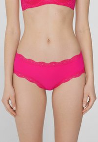 Fuksjowe majtki z kwiatową koronką na pasku i nogawkach, wykonane z gładkiego, elastycznego materiału dla wygody i dopasowania.