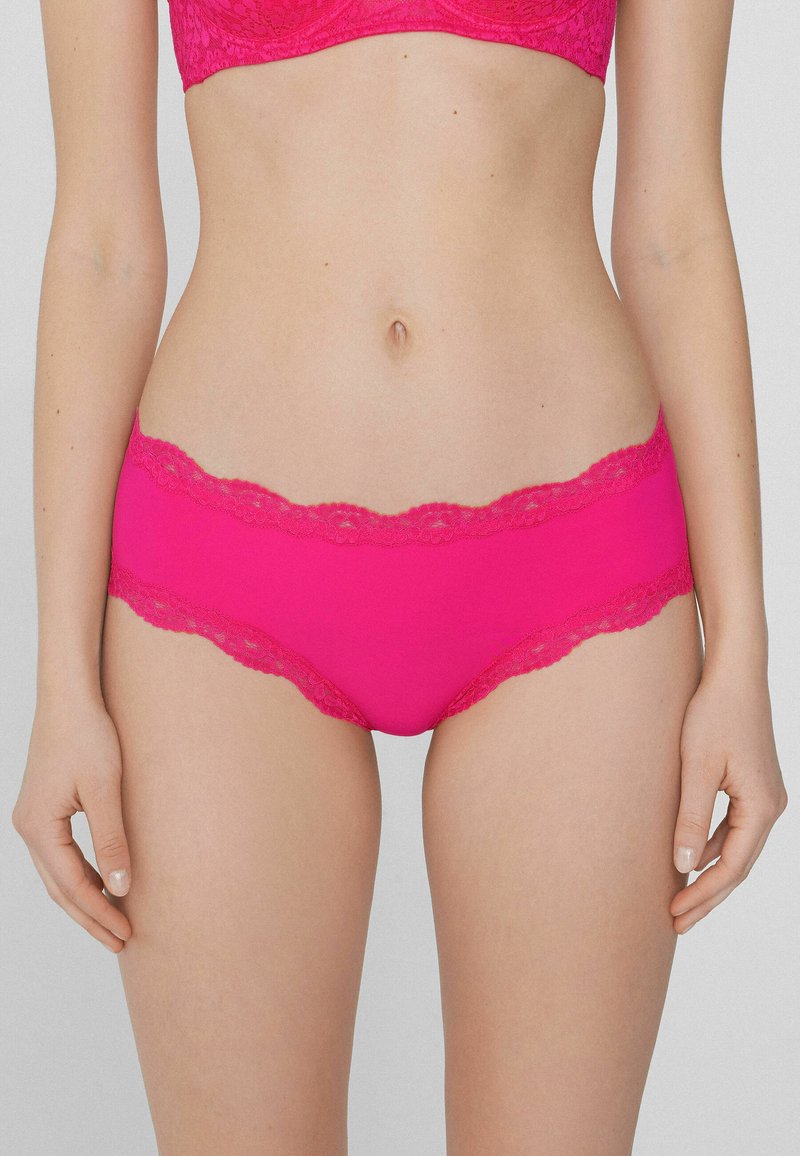 Fuksjowe majtki z kwiatową koronką na pasku i nogawkach, wykonane z gładkiego, elastycznego materiału dla wygody i dopasowania.