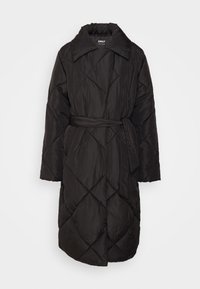 Zwarte gewatteerde jas met een ceintuur in de taille, voorzien van een grote kraag en een diamantgestikt patroon. Materiaal lijkt zacht en glad te zijn.