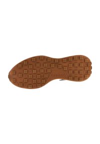 Sole di scarpa in gomma marrone con texture antiscivolo, caratterizzata da elementi rialzati squadrati e rettangolari. Bordo liscio, marchiata "Guess."