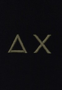 Tessuto nero testurizzato con simboli ricamati audaci e a contrasto: un triangolo e una "X" in verde oliva.