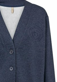 Donkerblauwe cardigan met een zachte textuur, voorzien van een v-hals, drie knopen en een geborduurd logo aan de linkerkant.