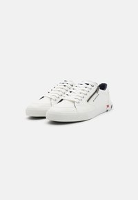 Witte sneakers met een gestructureerde rubberen zool, synthetisch bovenwerk, ronde neus en ritssluiting accent. Voorzien van marineblauwe en rode details op de hiel.