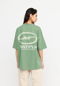 Multiply Apparel BROKEN IDENTITY - Printtipaita - hedge green