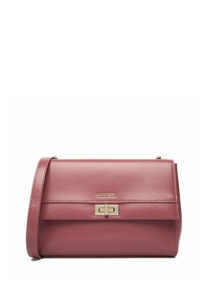 Obdélníková ramenní taška z fialové kůže se zlatým zapínáním na otočný zámek a logem LASOCKI na přední klopě.