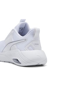 Weißer Sportschuh aus Mesh- und Synthetikmaterialien, im Low-Top-Design, verstärkter Ferse und dezenten silbernen Akzenten. PUMA-Logo sichtbar.