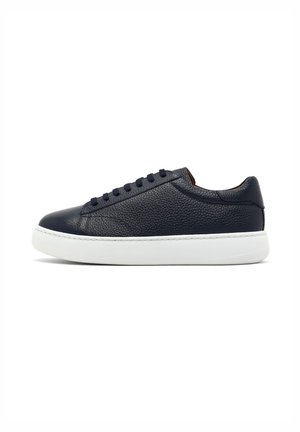 - Sneakersy niskie