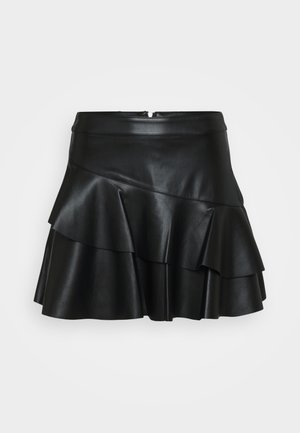 Juoda odinė mini sijonas su prigludusia juosmens dalimi ir trimis sluoksnių volanais, pasižymintis lygiu paviršiumi ir paslėptu užtrauktuku nugarinėje dalyje.