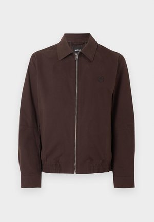 Mørkebrun herrejakke med fuld sølvlynlås foran, klassisk krave, elastisk taljebånd og diskret logo på venstre bryst.