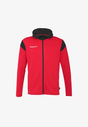 Rød jakke med sorte accenter, lynlås lukning, hætte og lange ærmer. Har en glat tekstur og broderet logo på brystet.