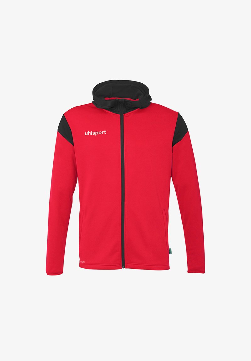 Rød jakke med sorte accenter, lynlås lukning, hætte og lange ærmer. Har en glat tekstur og broderet logo på brystet.
