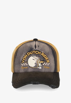 Gorra marrón y mostaza con visera curvada. Presenta un bordado de calavera con casco, texto "VON DUTCH RIDER" y acentos con un patrón de cuadros.