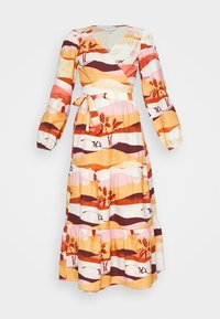 Robe portefeuille à manches longues avec ceinture à nouer, présentant des rayures horizontales abstraites en orange, marron, rose et crème, ornées de motifs de feuilles et d'arbres.