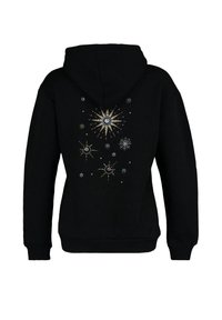 Czarna bluza z kapturem z kolorowymi abstrakcyjnymi wzorami wybuchu gwiazd na plecach w odcieniach żółci, bieli i czerwieni.