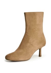 Botine din suede maro cu vârf ascuțit și toc înalt subțire, având o textură netedă și un design simplu.