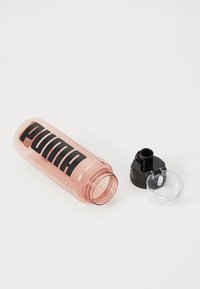 Een transparante roze waterfles met het woord "PUMA" in vetgedrukte zwarte letters, gepositioneerd naast een zwarte dop.