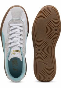 Adidași albi cu Accente Turcoaz, realizati din piele întoarsă și piele, talpă din cauciuc rotundă cu aderență texturată și limbă căptuşită cu logo.