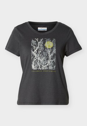 Donkergrijs T-shirt met korte mouwen, met een afbeelding van witte bladloze bomen en een gele cirkel erboven, met daaronder het label "Columbia Sportswear".