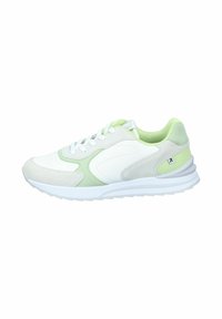Sneaker atletica bianca e verde chiaro con una finitura liscia, accenti in suede testurizzato, chiusura con lacci e suola in gomma.
