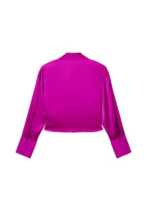 Camicia aderente tagliata in satin fucsia lucido, con maniche lunghe, polsini con bottoni e colletto classico dalla texture liscia.