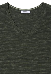 Ciemnozielony sweter z dekoltem w serek o fakturowanym wzorze dzianiny. Metka z napisem "CECIL". Miękka tkanina o delikatnym melanżowym wyglądzie.