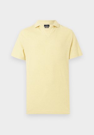 Koszulka polo z krótkim rękawem w jasnym odcieniu żółtego, z kołnierzykiem w kształcie V i teksturowanym materiałem. Prosty design z czystymi liniami i bez widocznych ozdób.