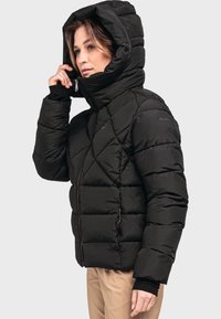 Schwarze Daunenjacke mit hohem Kragen und Kapuze, ausgestattet mit gesteppten Abschnitten, Seitentaschen und einem Reißverschluss vorne. Glatte, matte Stoffstruktur.