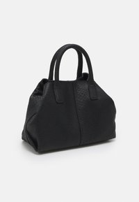 Svart texturerad handväska med en strukturerad form, som har två korta handtag och en diskret logodetalj. Materialet verkar hållbart och stilrent.