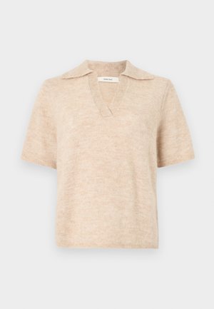 Beiger Kurzarm-Pullover mit V-Ausschnitt und Kragen. Weiche Textur mit dezentem Muster. Saum und Ärmelkanten sind sauber verarbeitet.