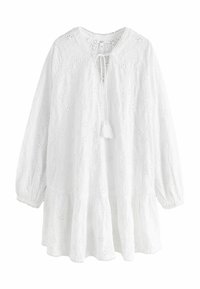 Blouse blanche à manches longues avec un ourlet à volants, ornée de broderies florales, avec un col en cœur à nouer et un tissu texturé.