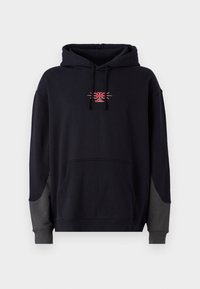 Haut à capuche noir avec une poche kangourou à l'avant. Présente des accents gris contrastants sur les manches et un petit logo graphique rouge sur la poitrine.