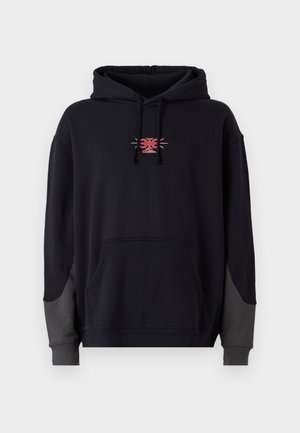Sudadera negra con un bolsillo canguro en la parte delantera. Presenta acentos grises contrastantes en las mangas y un pequeño logotipo gráfico rojo en el pecho.