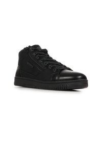 Baskets montantes noires avec une finition en cuir lisse, des panneaux texturés, un devant à lacets et une fermeture éclair sur le côté pour un accès facile. Semelle en caoutchouc avec motifs antidérapants.