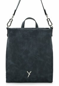 Sac à bandoulière en daim perforé gris foncé avec poignée supérieure et logo en métal argenté près du centre inférieur, clips de sangle détachables visibles.