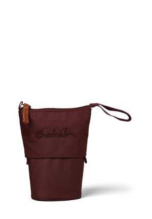 Bordeaux stoffen zakje met een ritssluiting, voorzien van een leren accent en geborduurd logo. Compacte, cilindervormige vorm met een polsband.