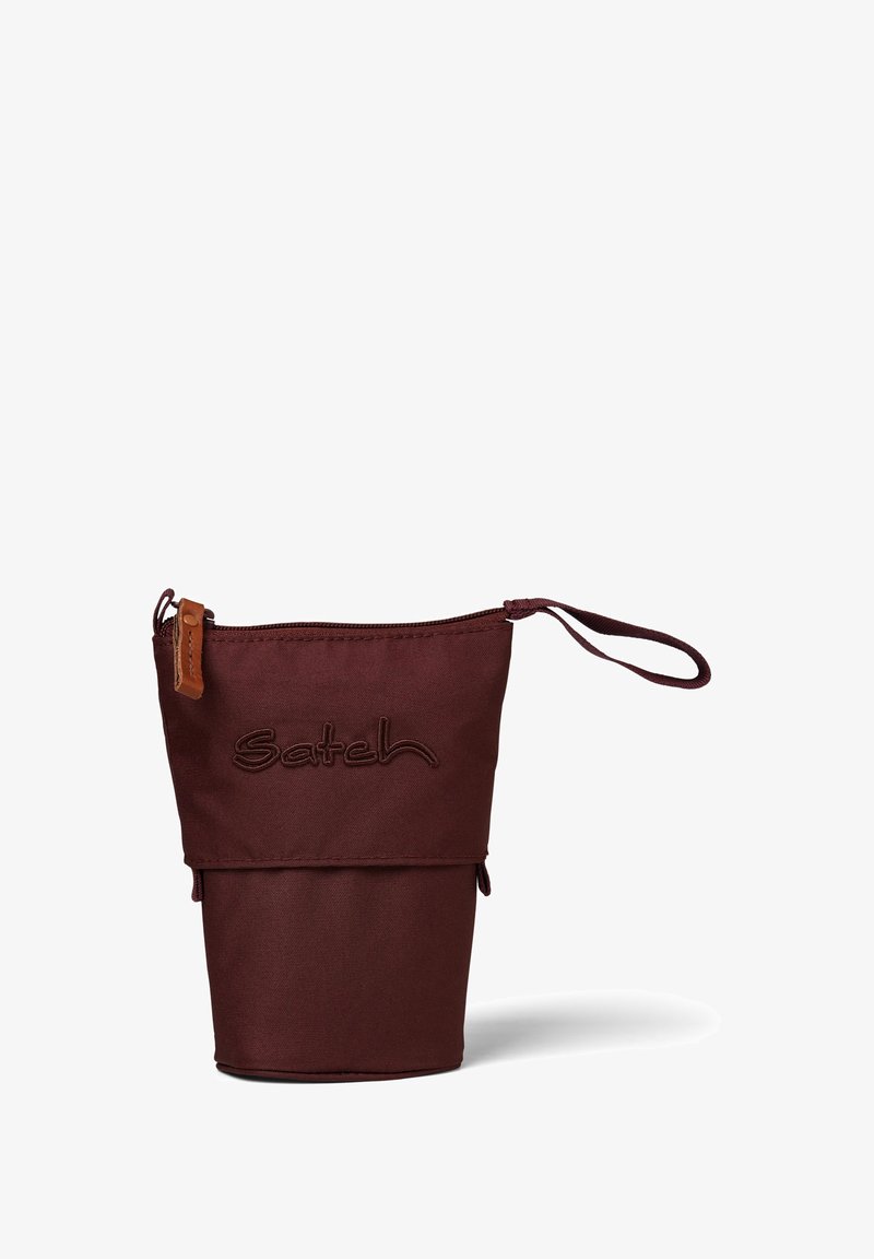 Bordeaux stoffen zakje met een ritssluiting, voorzien van een leren accent en geborduurd logo. Compacte, cilindervormige vorm met een polsband.