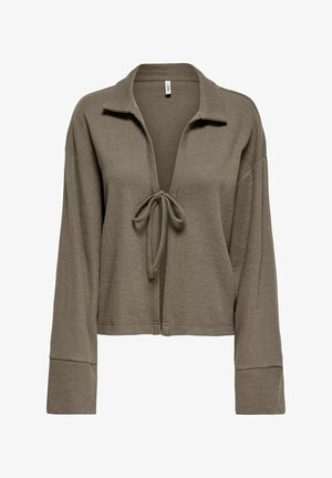 Cardigan long à manches longues de couleur vert olive avec un col, ouverture devant et taille nouée. Présente un tissu texturé et des poignets larges.