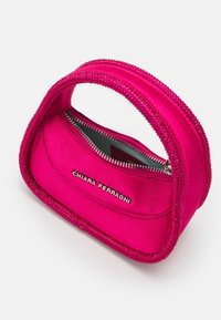 Różowa satynowa torebka z koralikowym zamkiem, o zaokrąglonym kształcie i logo "CHIARA FERRAGNI" z boku. Posiada małą rączkę i gładką fakturę.