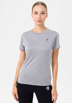 Graues kurzärmliges T-Shirt aus weichem Stoff, mit Rundhalsausschnitt und kleinem schwarzen Logo auf der Brust. Einfaches und tailliertes Design.