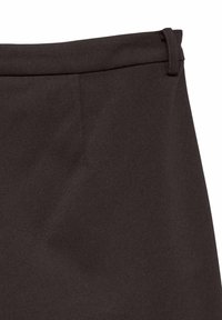 Svart blyantskjørt med glatt tekstur, strukturert design og en liten slisse bak. Midjebåndet har en subtil vertikal sømdetalj.